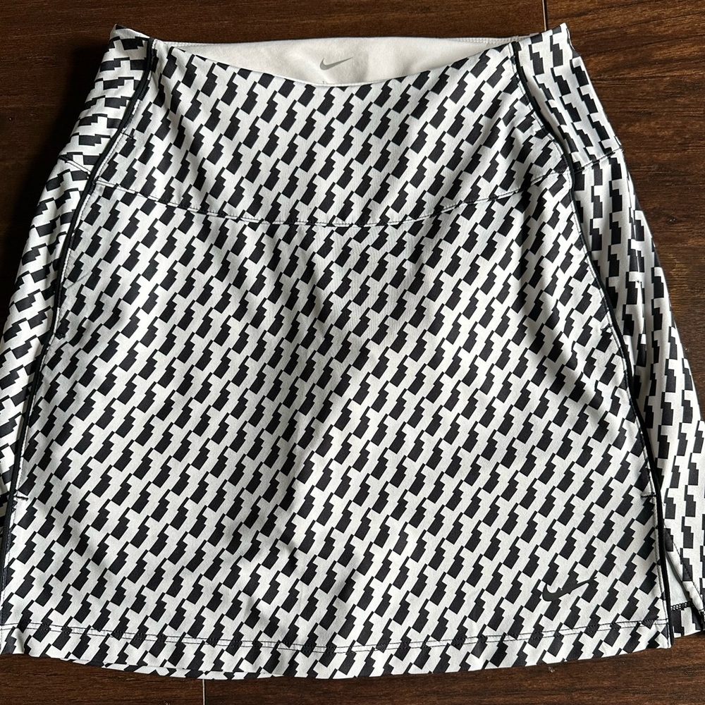 Like New Nike Women's Black and White Golf Skirt